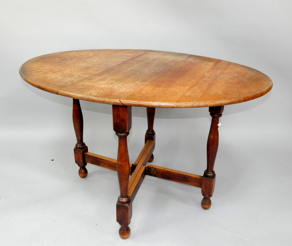 Appraisal: A thC oak gateleg dining table raised on baluster turned