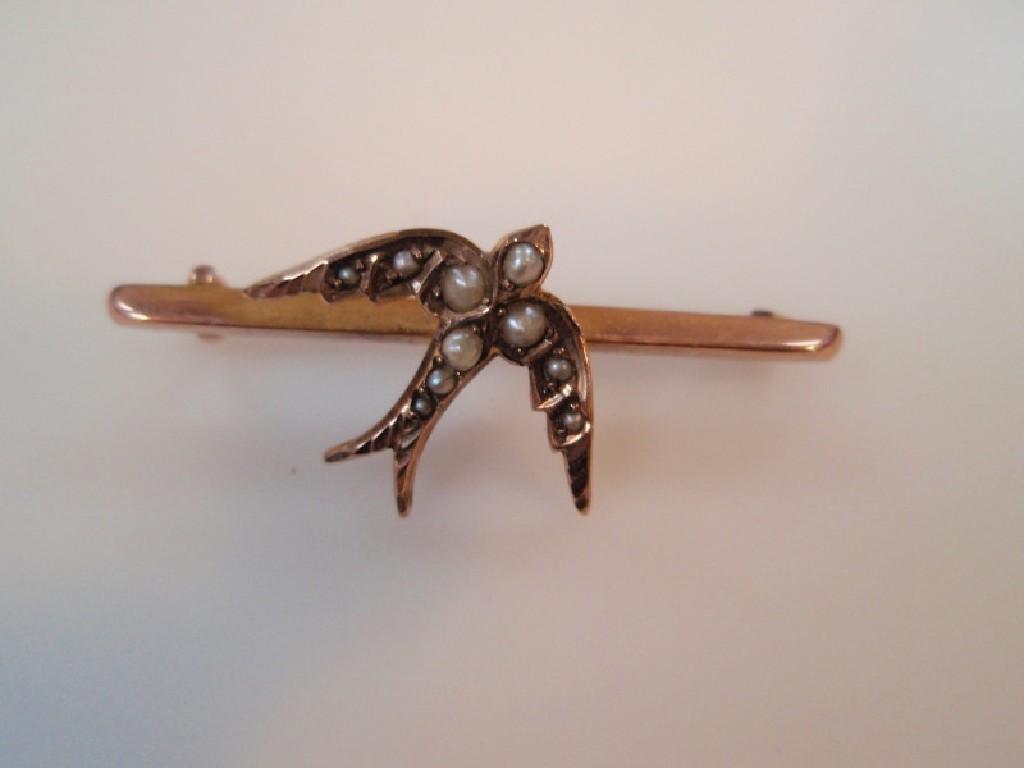 Appraisal: An Edwardian ct gold bar brooch having a swallow set