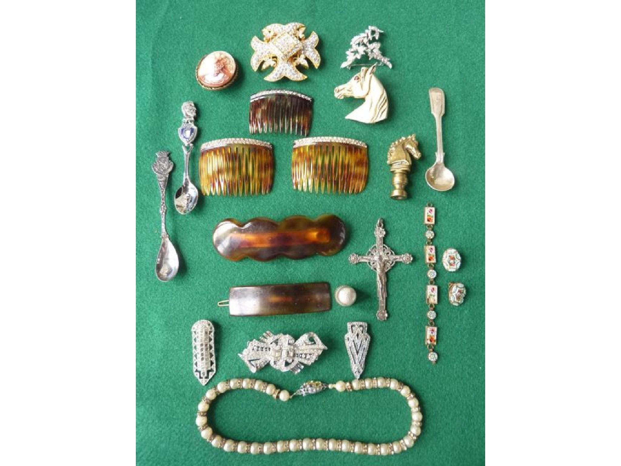 Appraisal: Small costume jewellery hair pieces etc