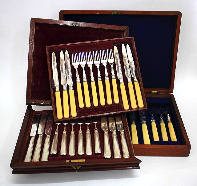 Appraisal: A SET OF SIX SILVER FRUIT KNIVES AND FORKS and