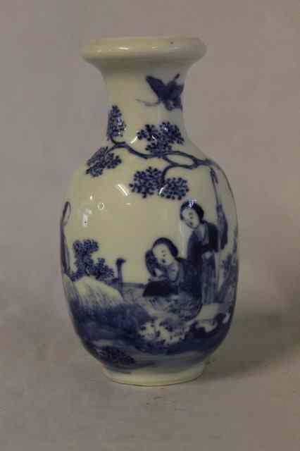 Appraisal: A CHINESE BLUE AND WHITE SMALL BALUSTER VASE decorated with