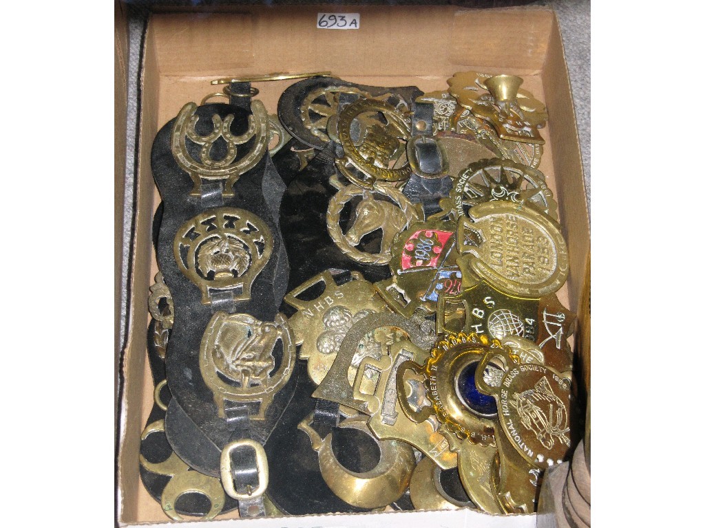 Appraisal: Box of assorted horse brasses