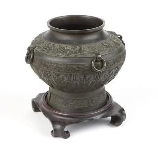 Appraisal: An archaistic Chinese bronze vessel A Qing dynasty - bronze