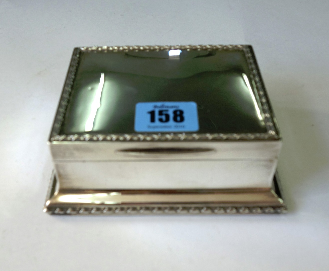 Appraisal: A Stylish silver cigarette box London the hinged cover and