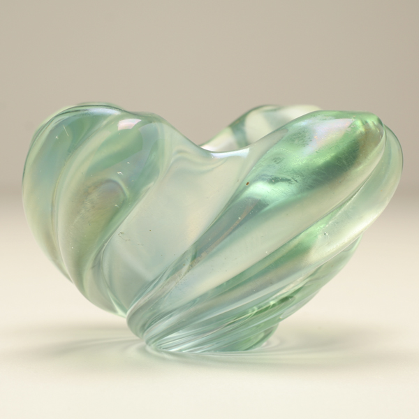 Appraisal: Seguso Vetri d'Arte Iridato Murano art glass bowl Light green