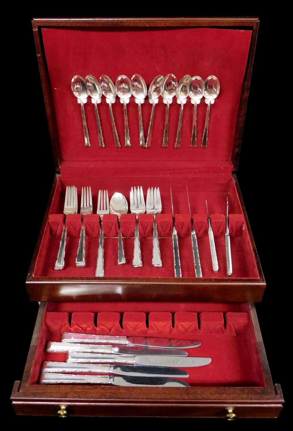 Appraisal: SILVER Lunt sterling flatware in box thirty- six pieces flower