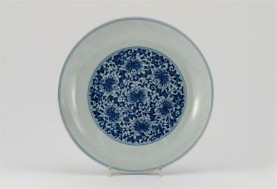 Appraisal: A Chinese blue and white saucer dish the exterior border