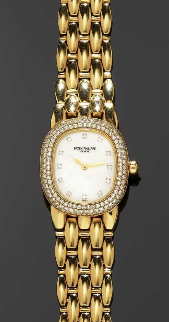 Appraisal: DIAMANT-DAMENARMBANDUHR PATEK PHILIPPE ELLIPSE D'OR Gelbgold Oval case lunette set