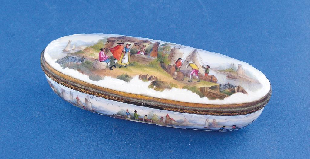 Appraisal: A PARIS PORCELAIN TYPE OVAL BOX AND COVER with a