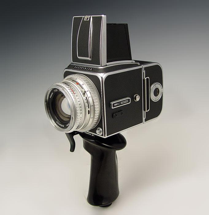 Appraisal: HASSELBLAD C CAMERA WITH MAGAZINE Made by Victor Hasselblad comes