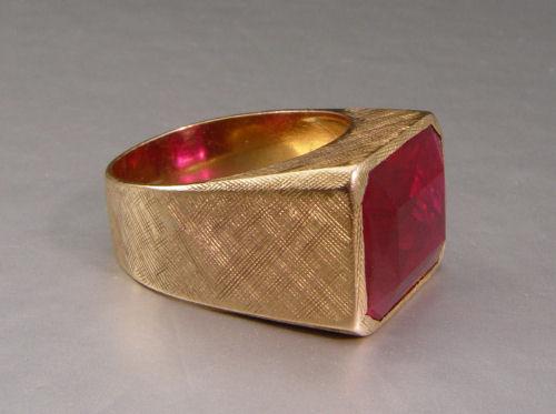 Appraisal: K YELLOW GOLD SYNTHETIC RUBY RING At the center is