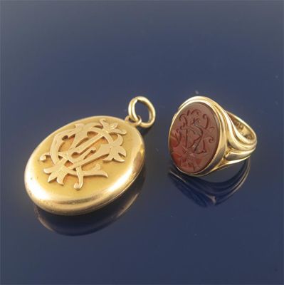 Appraisal: A gold locket pendant missing the centre stone and a