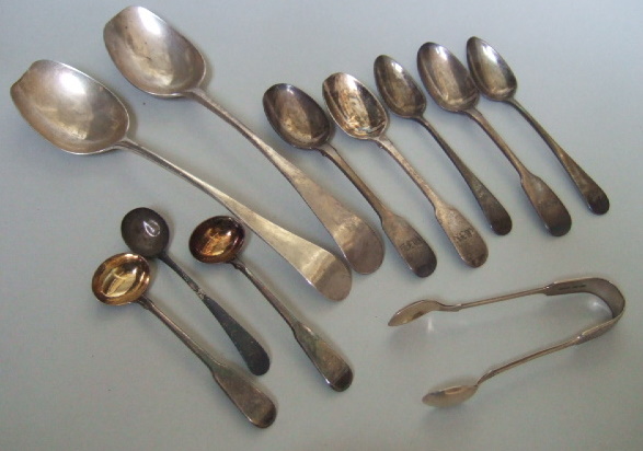 Appraisal: Silver comprising three fiddle pattern teaspoons London two Old English