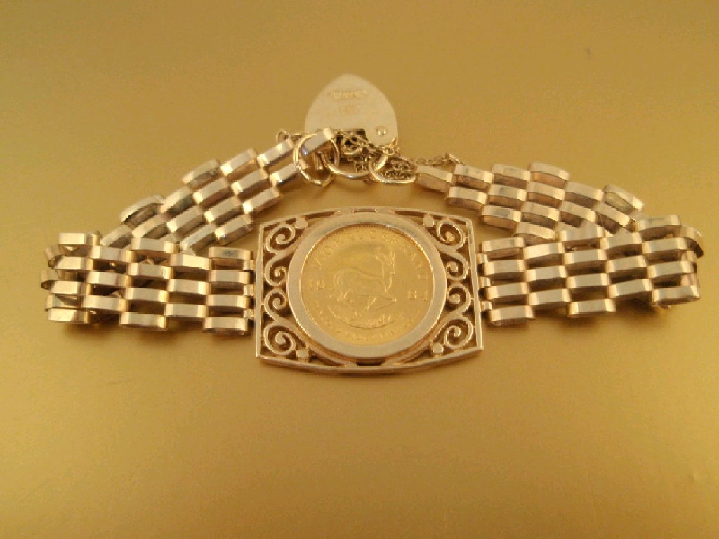 Appraisal: A ct gold gate bracelet with padlock clasp set centrally