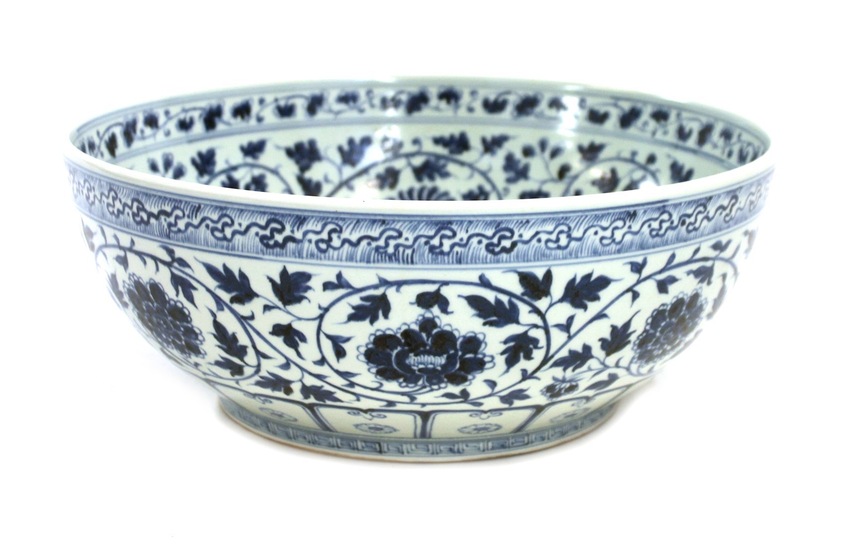 Appraisal: A large late th century Chinese blue and white bowl