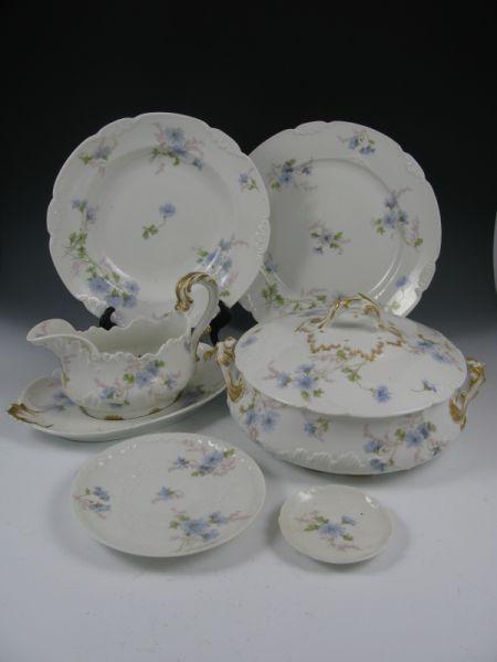 Appraisal: Haviland Limoges Dinner Service pieces including rimmed soup plates plates