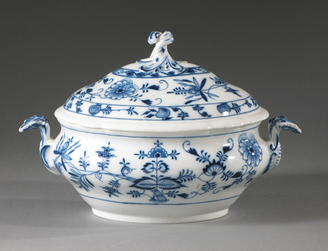 Appraisal: MEISSEN PORCELAIN SOUP TUREEN in the Blue Onion pattern Marked