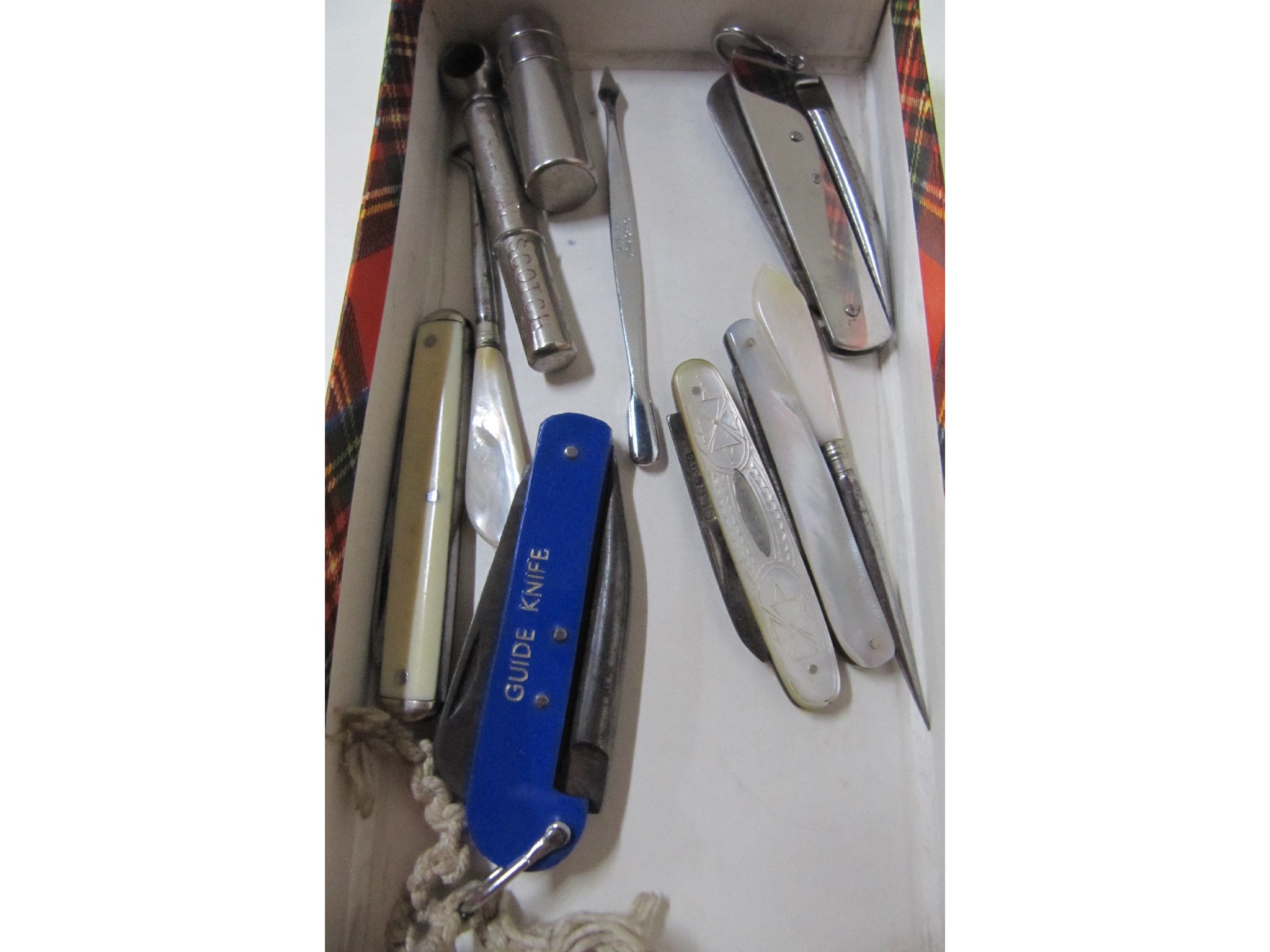 Appraisal: A lot comprising assorted pocket knives including a silver and