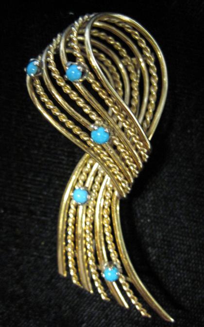 Appraisal: karat yellow gold and turquoise swirl broochAlternating polished and rope