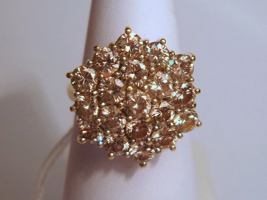 Appraisal: Eighteen carat gold diamond cluster ring with brilliant cut diamonds