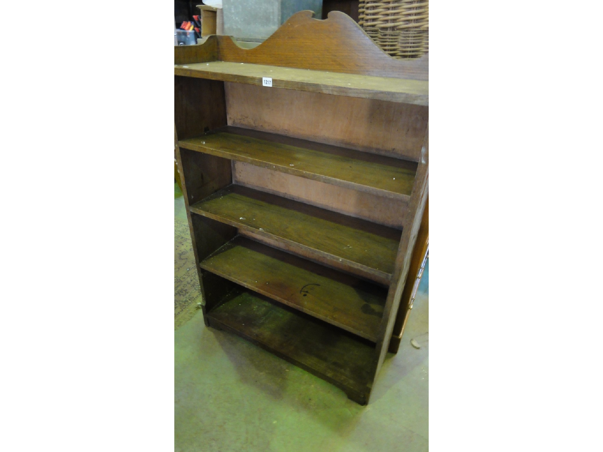 Appraisal: An oak free standing open bookcase with fixed shelves and