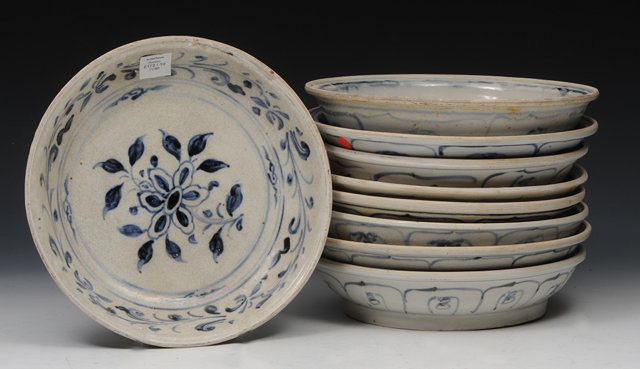 Appraisal: A COLLECTION OF CHINESE BLUE AND WHITE PORCELAIN SHALLOW BOWLS