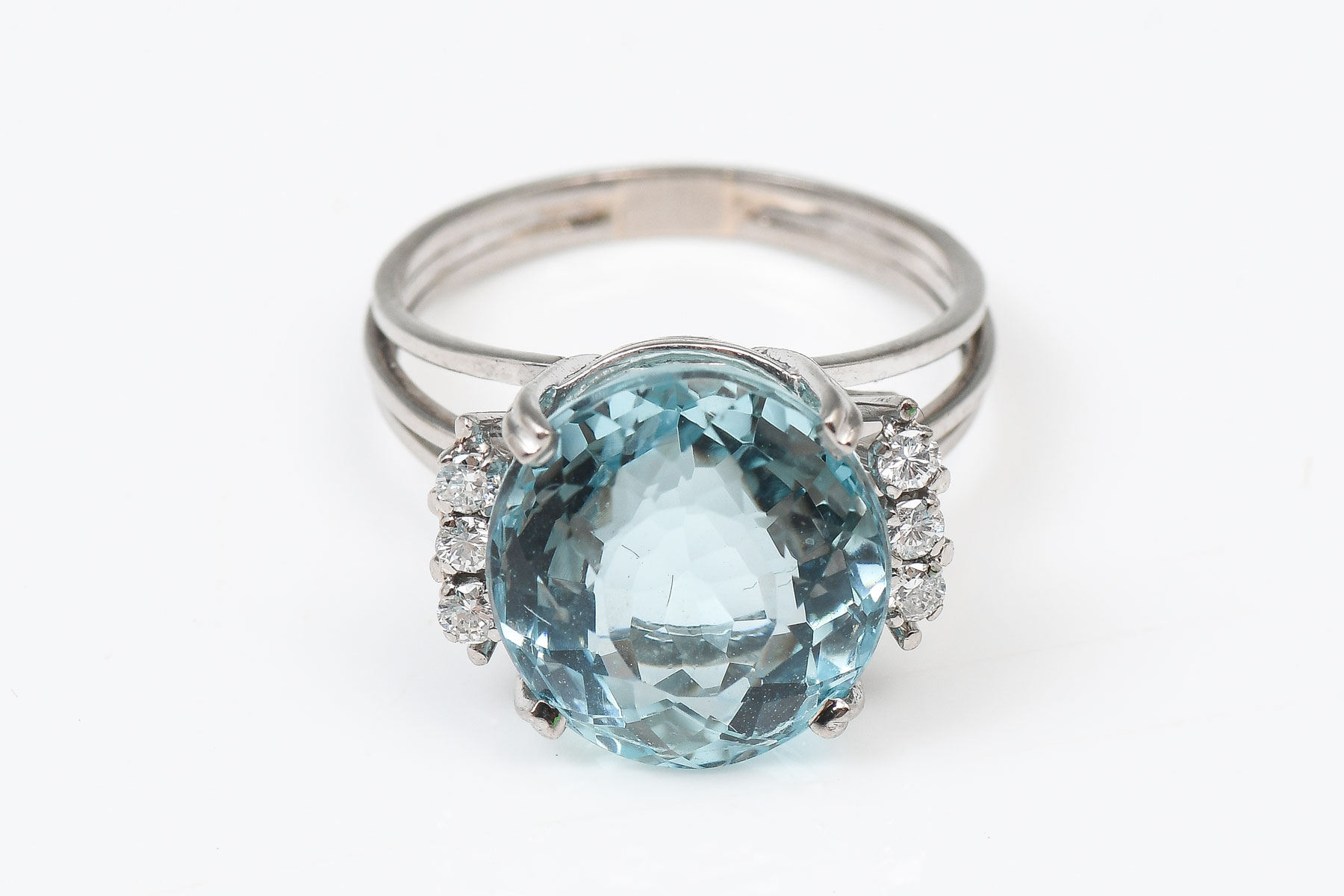 Appraisal: K AQUAMARINE AND DIAMOND RING K white gold ring contains