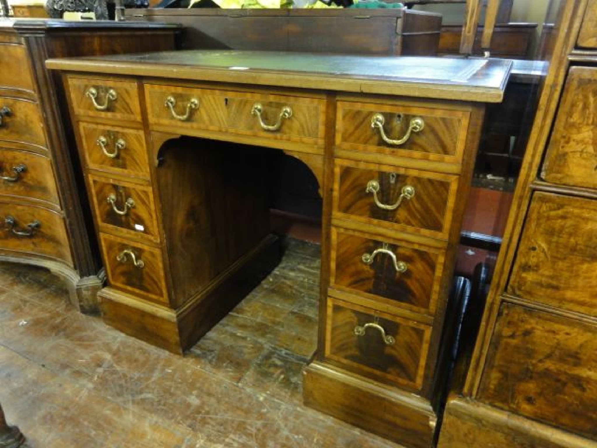 Appraisal: An Edwardian ladies writing desk the front elevation enclosing an