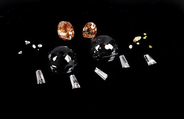 Appraisal: A collection of loose unmounted diamonds including three briolettes aprroximately