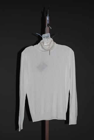 Appraisal: Loro Piana butter cream cashmere short sleeve pullover with jewel