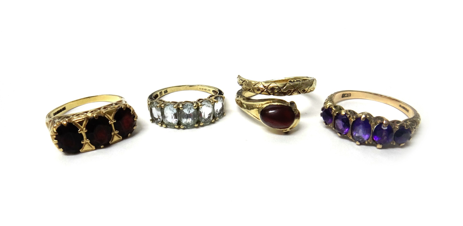 Appraisal: A ct gold and carbuncle garnet set ring designed as