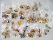 Appraisal: A quantity of costume jewellery including rings brooches cufflinks etc