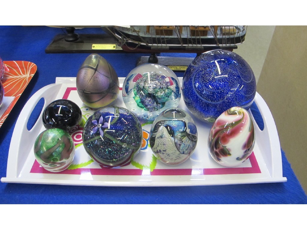 Appraisal: Eight Studio glass paperweights - Selkirk Lyndberg etc