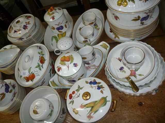 Appraisal: A QUANTITY OF ROYAL WORCESTER EVESHAM PATTERN PORCELAIN DISHES bowls