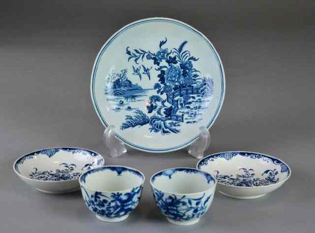 Appraisal: PCS WORCHESTER PORCELAIN ITEMSOne blue white dish Willow pattern with