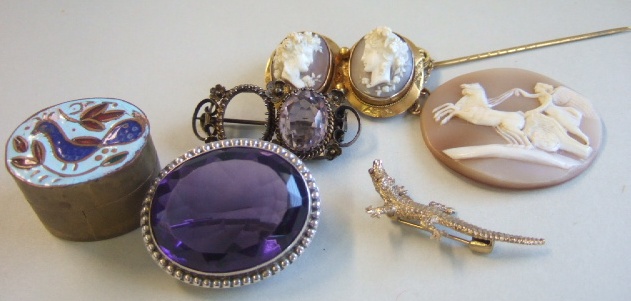 Appraisal: A cameo brooch mounted with two oval shell cameos designed