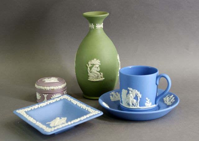 Appraisal: Five pieces of Wedgwood Jasperware various colours