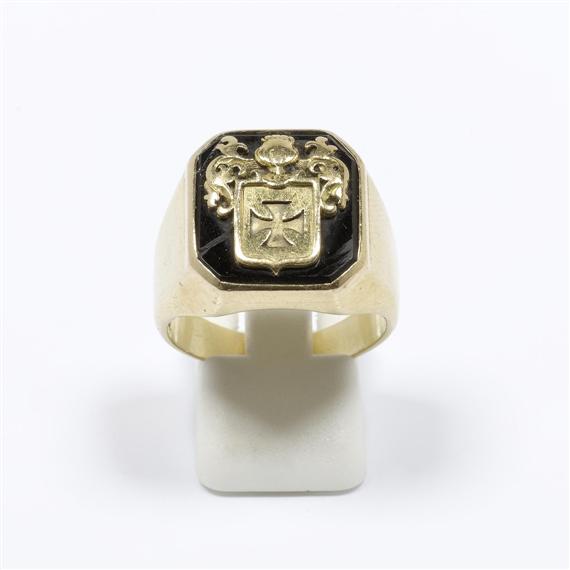 Appraisal: ONYX GENTLEMAN'S COAT-OF-ARMS RING G BELIN Yellow gold g Classic