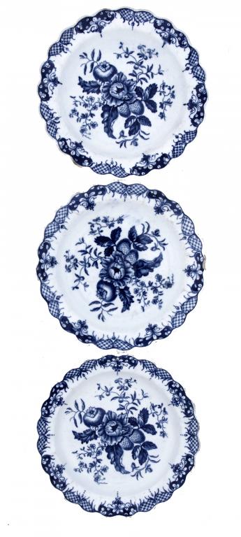 Appraisal: A SET OF THREE FIRST PERIOD WORCESTER PLATES with fluted