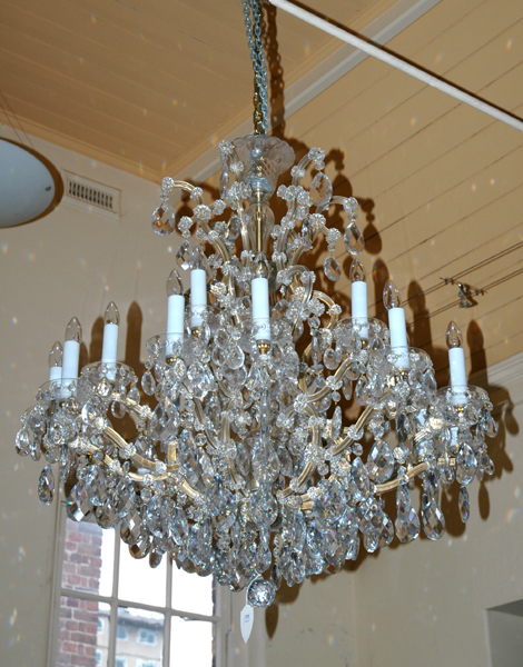 Appraisal: A FINE ITALIAN CRYSTAL CHANDELIER With a lobed stem emanating