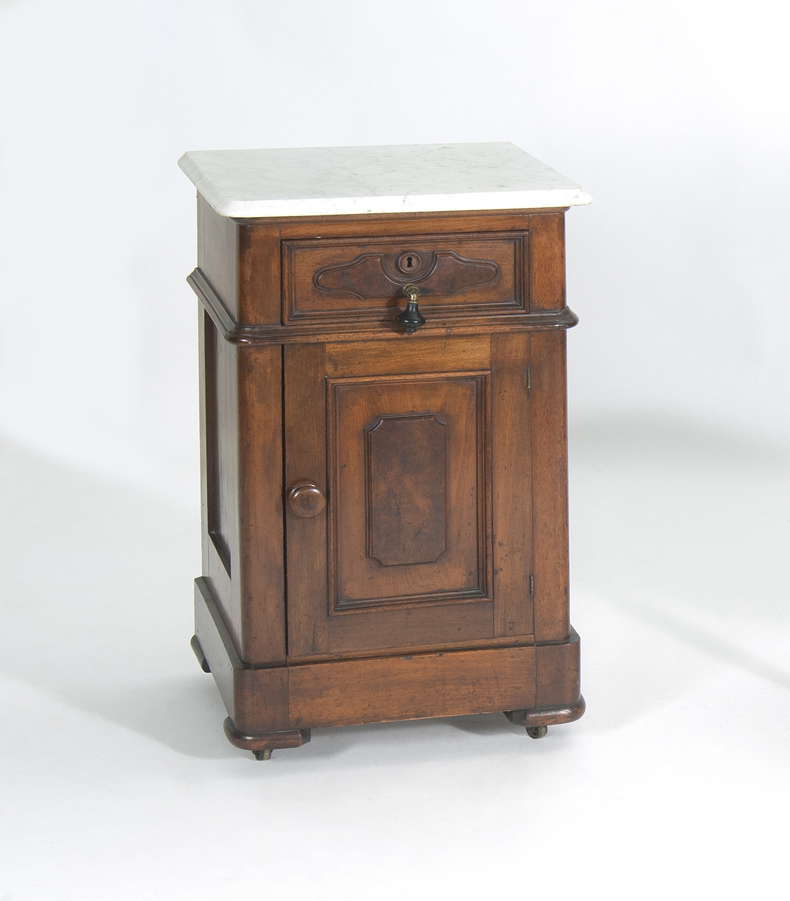 Appraisal: VICTORIAN MARBLE-TOP COMMODE in walnut Single drawer over a compartment