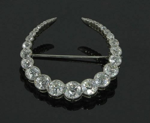 Appraisal: An Edwardian diamond crescent brooch the graduated stones in a