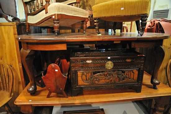 Appraisal: AN EARLY TH CENTURY EXTENDING DINING TABLE WITH TWO SPARE