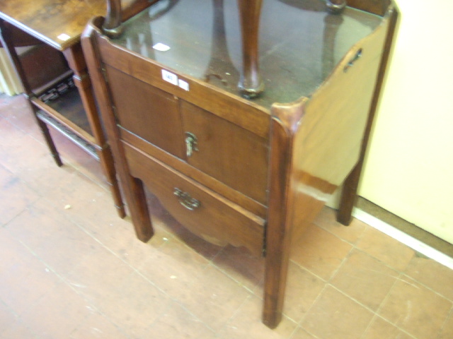 Appraisal: A George III mahogany tray top bedside commode with a