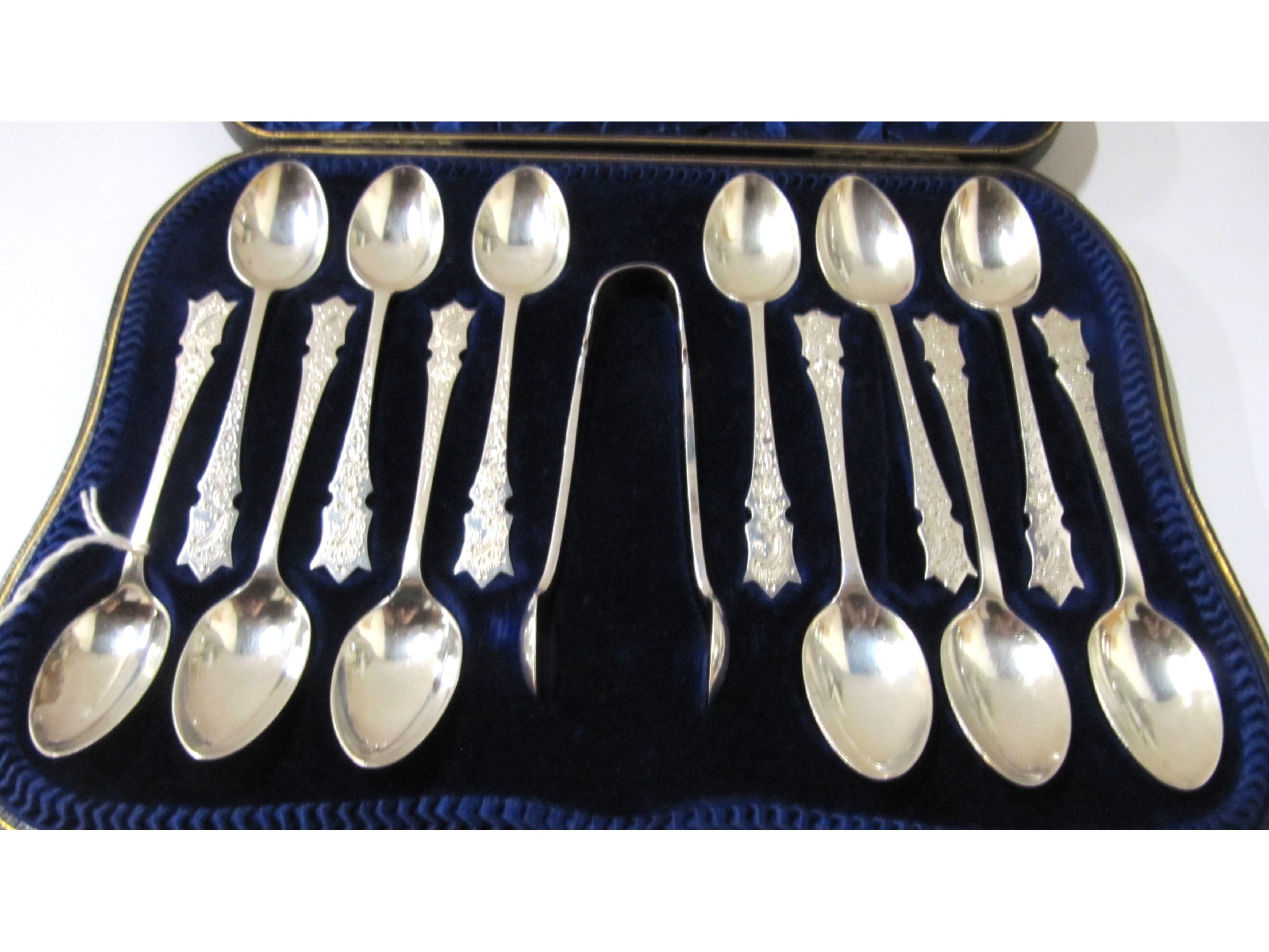 Appraisal: A cased set of twelve silver teaspoons with tongs Sheffield