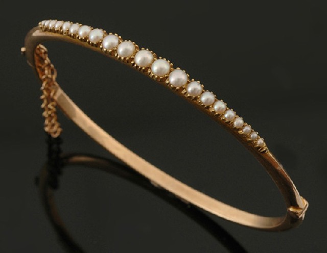 Appraisal: An Edwardian seed pearl bangle The hinged bangle in ct