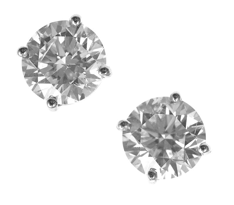 Appraisal: A PAIR OF DIAMOND STUD EARRINGS Each comprising a round