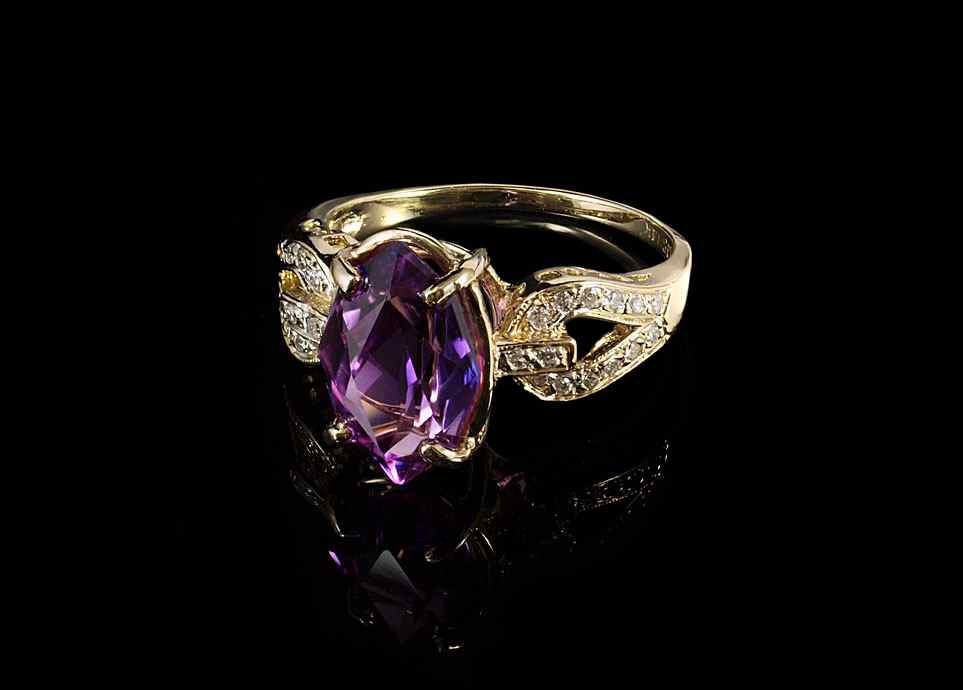 Appraisal: K PURPLE SAPPIHRE DIAMOND RING K yellow gold ring contains