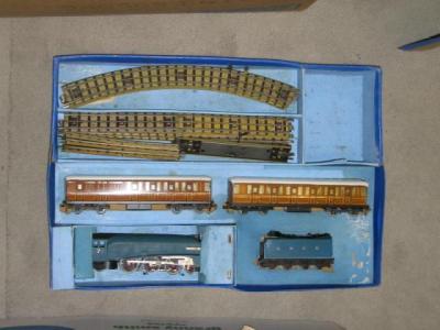 Appraisal: A Hornby Dublo EDP passenger train set with L N