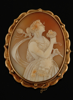 Appraisal: An Antique cameo brooch The carved oval helmet shell cameo